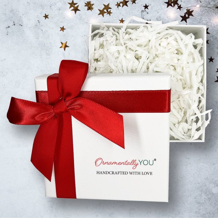 ForProduct 02WhiteGiftBoxwithRedBowGraywithStarBackground 02